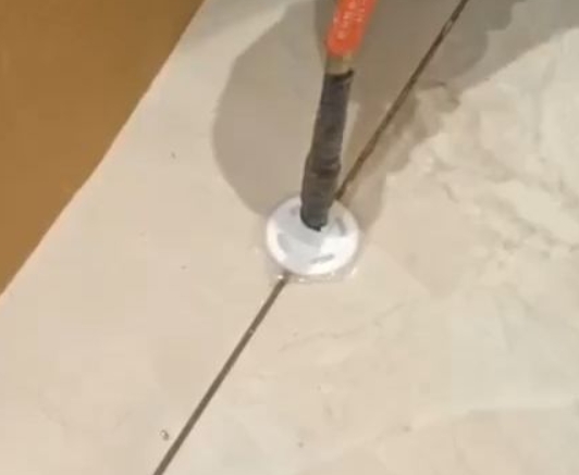 开封瓷砖空鼓维修公司专业解答瓷砖在铺贴过程中，如果没有涂抹均匀到位的粘结材料（如水泥砂浆或瓷砖胶），可能会导致以下问题